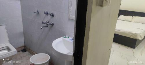 Gambar di galeri bagi Hotel O Gupta Guest House di Morādābād