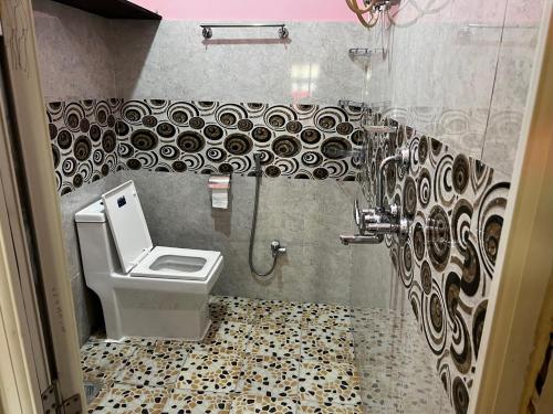 バラトプルにあるParis Guest Houseのトイレとシャワー付きのバスルーム