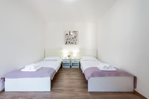 Gulta vai gultas numurā naktsmītnē Peaceful 2-bedroom apartment Srebreno
