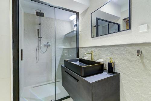 ein Bad mit einem Waschbecken und einer Dusche in der Unterkunft 33 Ulica Nikole Jurišića in Senj