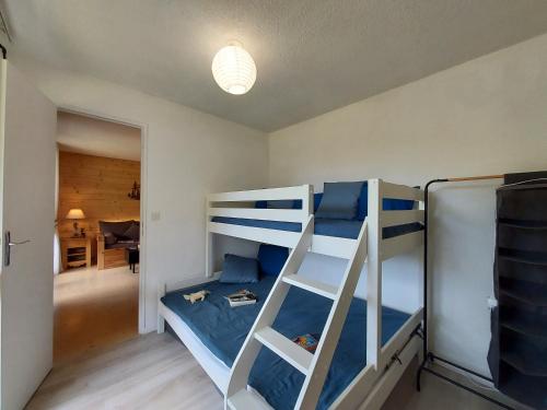 Habitación con litera, 2 literas y escalera. en Villard je t'aime - Résidence Les Tennis - 2 Appartements 2 pièces 5 p et 6 p, en Villard-de-Lans