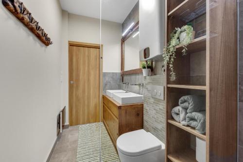 Ένα μπάνιο στο THE ROOT your charming floating home