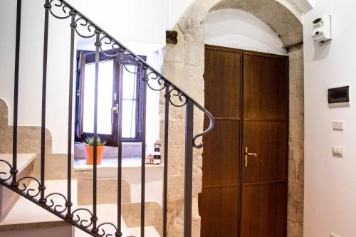 シラクーサにあるRonco del pozzoの木製の扉のある階段