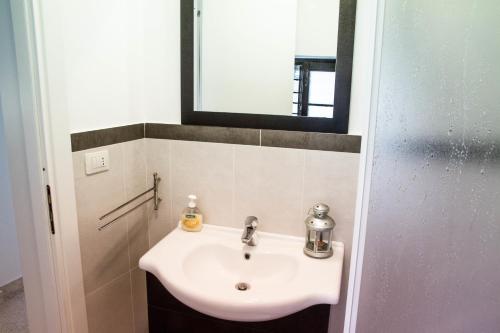 シラクーサにあるRonco del pozzoのバスルーム(洗面台、鏡付)