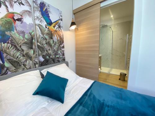 1 dormitorio con 1 cama extragrande y una pintura en la pared en 06AN - Bel appartement au cœur du Vieil Antibes, en Antibes
