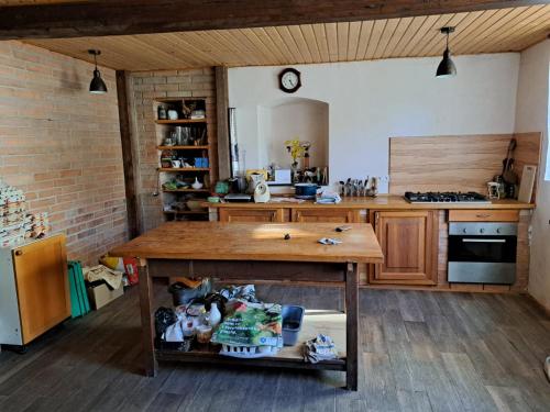 cocina con mesa de madera en una habitación en Vila Hedvika, en Nové Hrady