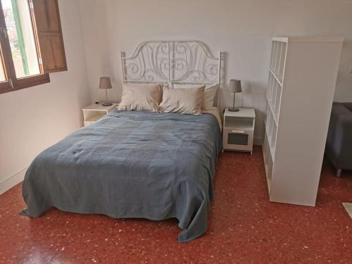 een groot bed in een slaapkamer met 2 nachtkastjes bij Schöne Wohnung in Las Palmas in Las Palmas de Gran Canaria