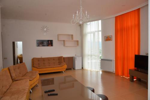 TV a/nebo společenská místnost v ubytování Orange Home Hotel