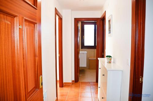 a room with a hallway with a door and a bathroom at la cotera vut in Colombres