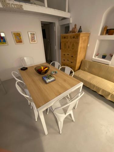 einen Tisch und Stühle im Wohnzimmer mit Sofa in der Unterkunft Villaggio One in Emporio