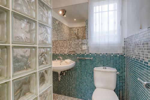 ein Bad mit einem WC und einem Waschbecken in der Unterkunft Villa des Roses à Lorgues in Lorgues