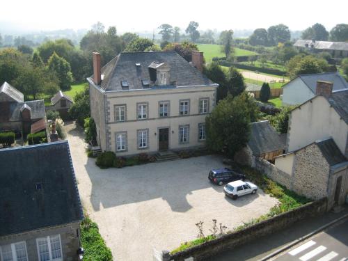 an aerial view of a house with a car in a courtyard at Maison d'hôtes La Doucelle in Lignieres-Orgeres