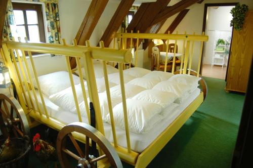 מיטה או מיטות קומותיים בחדר ב-Landhaus Sorgenfrei