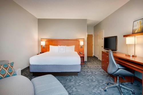 une chambre d'hôtel avec un lit et une télévision dans l'établissement Courtyard by Marriott Savannah Midtown, à Savannah