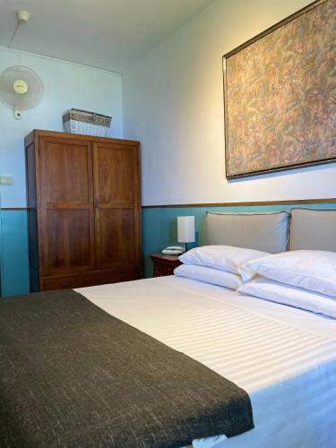 a bedroom with a bed and a painting on the wall at Hotel Villa Belvedere in Bonassola