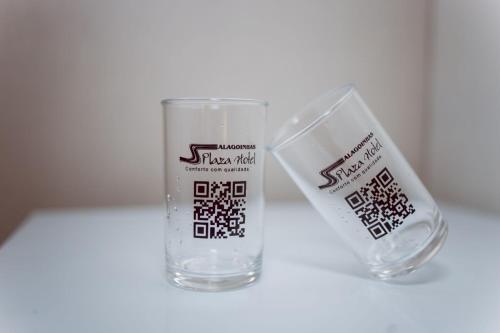 Un vaso y una botella de agua sobre una mesa en Alagoinhas Plaza Hotel, en Alagoinhas