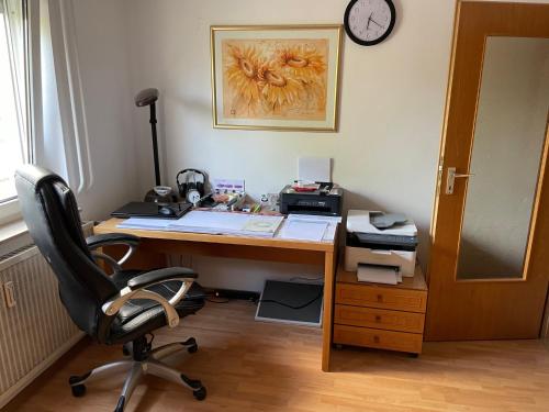 una oficina con escritorio, impresora y silla en Sehr schöne Wohnung in 70839 Gerlingen in Deutschland en Gerlingen