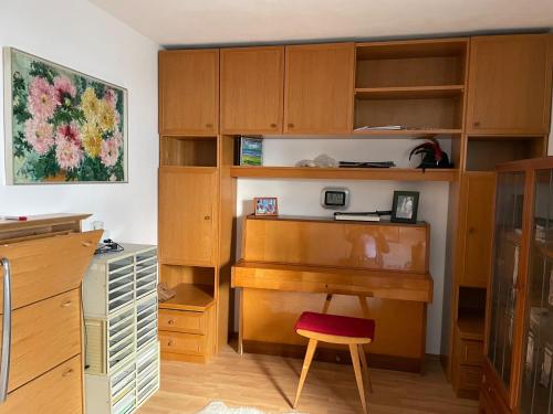 Habitación con escritorio y silla. en Sehr schöne Wohnung in 70839 Gerlingen in Deutschland en Gerlingen