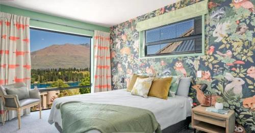 um quarto com uma cama e uma janela com vista em Magnificent View in Queenstown em Queenstown