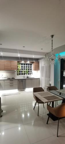 Η κουζίνα ή μικρή κουζίνα στο Divine Home Beach Retreat