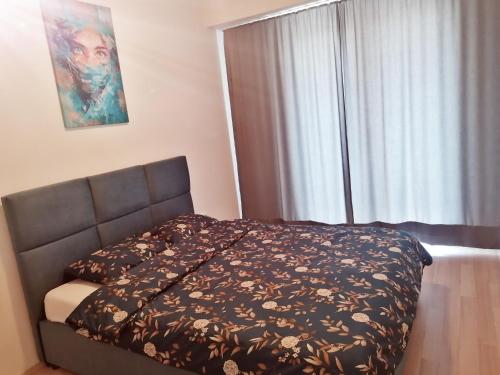 una camera con letto e finestra di Tanja's Apartment a Štip