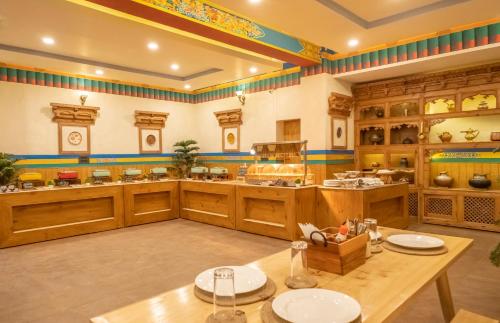 列城The Silk Route Ladakh的一间设有木柜台和桌子的餐厅