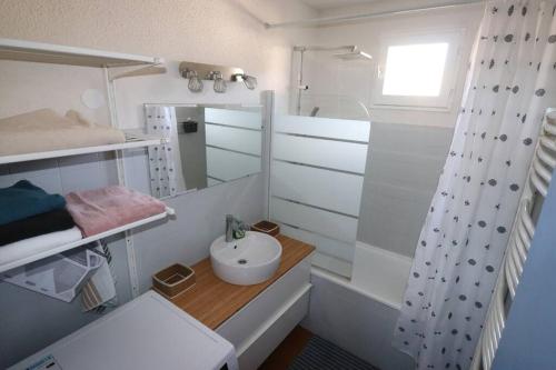 y baño blanco con lavabo y ducha. en Ô Soleil - T3 à 50m de la plage des Lecques, en Saint-Cyr-sur-Mer