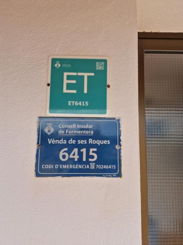 una señal en el lateral de un edificio en Viviendas Es Carnatge, Can Mestre en Playa de Migjorn