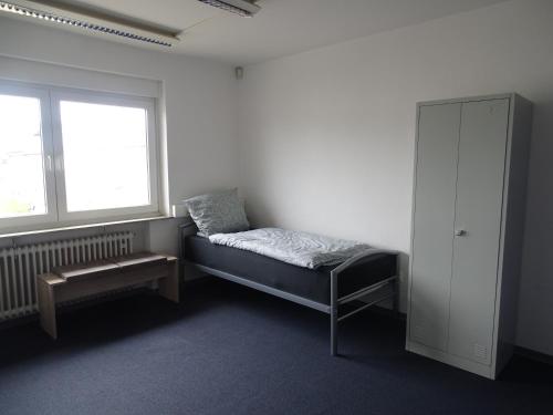 Habitación con cama y ventana en Monteurwohnung Messewohnung bis zu 8 Personen Langenhagen Berliner Allee 26 EG, en Hannover