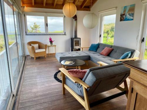 a living room with a couch and a table at Pátio Ecolodge in Cedros
