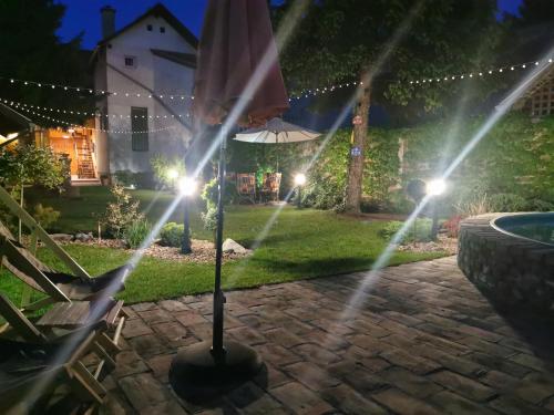 Un jardín fuera de Guest House Relić