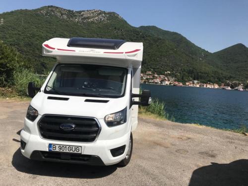 un camión blanco estacionado junto a un cuerpo de agua en SONIA, en Otopeni