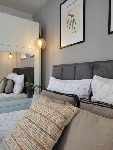 ein Schlafzimmer mit einem Bett mit einer Decke darauf in der Unterkunft Apartment Andrija in Šibenik