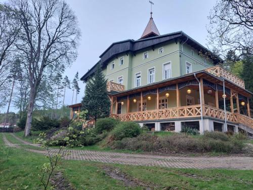 una casa grande en la cima de una colina en Szwajcarka en Kudowa-Zdrój