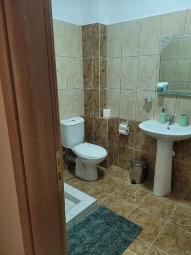 een badkamer met een toilet en een wastafel bij Marina Apartment in Sarandë