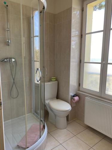 een badkamer met een toilet en een glazen douche bij VILLA LA VISTULE in Dinard