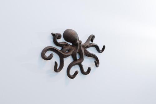 ein Paar metallischer Oktopus-Figuren auf weißem Hintergrund in der Unterkunft Wakacyjny Rewal / Dookoła Świata in Rewal