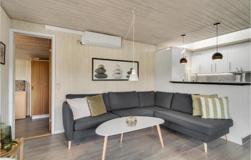 ein Wohnzimmer mit einem Sofa und einem Tisch in der Unterkunft 3 Bedroom Beautiful Home In Ebeltoft in Ebeltoft
