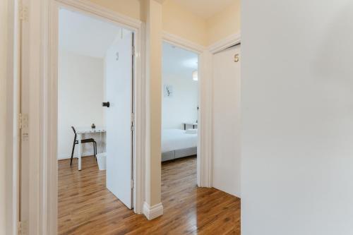 Gallery image of Mile End Rooms 57A in London