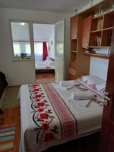 een slaapkamer met een bed en een spiegel bij David House in Bicaz