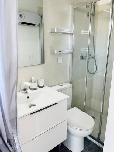uma casa de banho branca com um WC e um chuveiro em Joli Petit Studio Cosy em Marignane