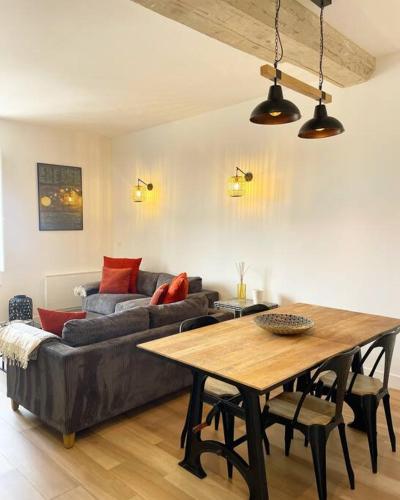 un salon avec un canapé et une table dans l'établissement Appartement de prestige à Saint-Rémy-de-Provence, à Saint-Rémy-de-Provence