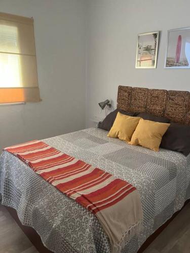 ein Schlafzimmer mit einem großen Bett mit Avertisation in der Unterkunft Apartamento Calvario in Rota