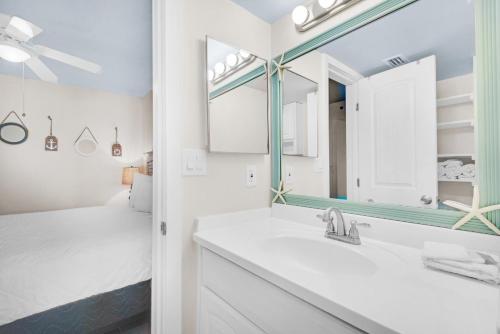 巴拿馬市海灘的住宿－Sunbird 709W Beach Life，一间带水槽和镜子的浴室