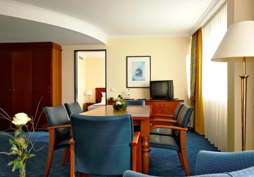 Televisyen dan/atau pusat hiburan di H4 Hotel Kassel