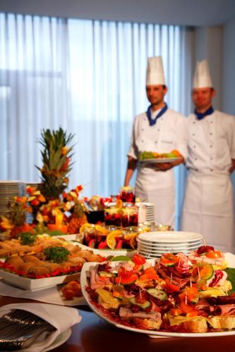 Makanan di atau berdekatan hotel