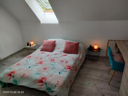 ein Schlafzimmer mit einem Bett mit rosa Blumen drauf in der Unterkunft Villa du Littoral in Mers-les-Bains