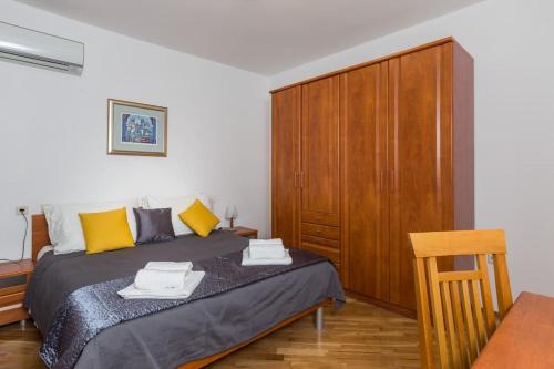 Doa - Apartment with Lovely Terrace & Sea View في مْليني: غرفة نوم مع سرير وخزانة خشبية