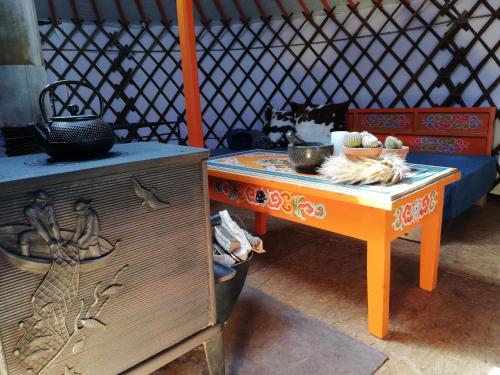 T'eiberveld Yurt verhuur Noord-Sleen في Noord-Sleen: a table in a yurt with a table sidx sidx