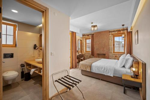 1 Schlafzimmer mit einem Bett und einem Bad in der Unterkunft ZEYT INN HOTEL in Datca